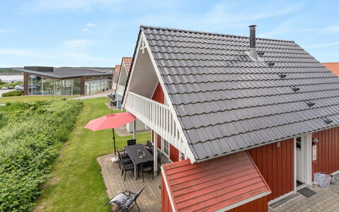 Uffe - 100M to the Fjord: Gebouw, Huis, Venster, Huis, Dak, Woongebied, Struik, Verblijf, Land Lot