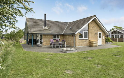 Sigbritt - 100M from the Sea: Dak, Huis, Verblijf, Siding, Schaduw, Boerderij, Landgoed, Oprit, Garden Gebouwen, Werf
