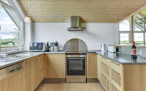 Sigbritt - 100M from the Sea: Hout, Flooring, Keuken, Interieur Ontwerp, Countertop, Plafond, Toestel Van De Keuken, Verdieping, Cabinetry, Major Appliance