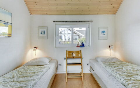 Sigbritt - 100M from the Sea: Hout, Huis, Slaapkamer, Plafond, Bed, Hardwood, Daylighting, Bedding, Winter, Plank
