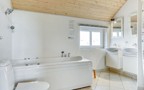 Sigbritt - 100M from the Sea: Loodgieterswerkinrichting, Flooring, Badkamer, Plafond, Interieur Ontwerp, Verdieping, Bad, Kraan, Wastafel, Loodgieter