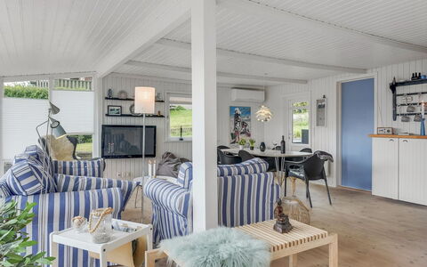 Elain - from the Sea: Hout, Meubilair, Huis, Deur, Veranda, Stoel, Verblijf, Schaduw, Dek, Outdoor Structuur