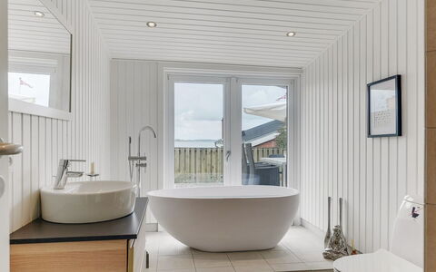 Elain - from the Sea: Loodgieterswerkinrichting, Hout, Flooring, Interieur Ontwerp, Verdieping, Plafond, Wastafel, Kraan, Badkamer, Loodgieter