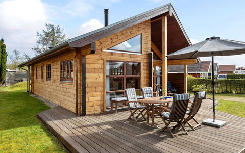 Fortuna - 200M from the Sea: Dak, Huis, Huis, Verblijf, Deur, Siding, Dek, Veranda, Plank, Hardwood