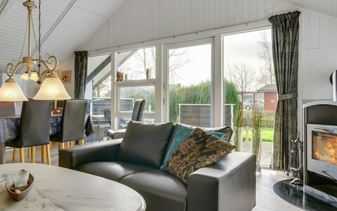 Hortensia - 350M from the Sea: Meubilair, Interieur Ontwerp, Flooring, Hout, Verdieping, Plafond, Houten Vloer, Stoel, Tafel, Verlichting