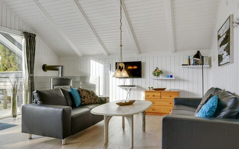 Hortensia - 350M from the Sea: Meubilair, Interieur Ontwerp, Flooring, Hout, Verdieping, Plafond, Houten Vloer, Stoel, Tafel, Verlichting