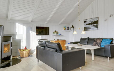Hortensia - 350M from the Sea: Meubilair, Interieur Ontwerp, Flooring, Hout, Verdieping, Plafond, Houten Vloer, Stoel, Tafel, Verlichting