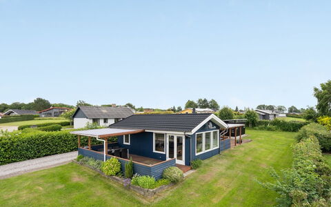 Roar - 500M from the Sea: Huis, Dak, Huis, Woongebied, Verblijf, Landgoed, Gazon, Tuin, Boerderij, Voorstad