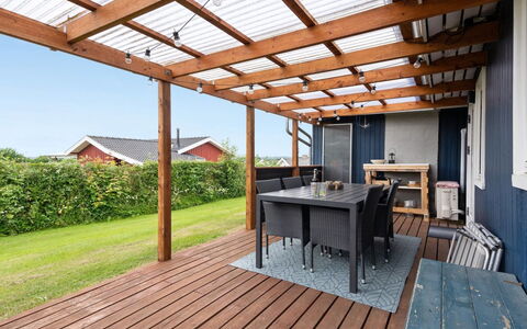 Roar - 500M from the Sea: Hout, Buitenmeubels, Hardwood, Dek, Beits, Buitentafel, Plank, Schaduw, Veranda, Patio
