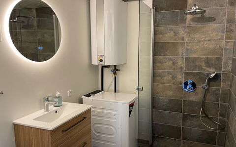 Roar - 500M from the Sea: Flooring, Loodgieterswerkinrichting, Interieur Ontwerp, Verdieping, Badkamer, Badkamerkast, Loodgieter, Kamer, Wastafel, Toilet