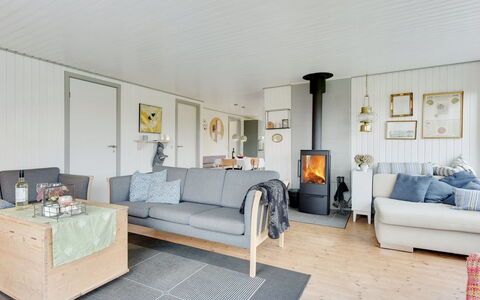 Roar - 500M from the Sea: Flooring, Meubilair, Hout, Verdieping, Interieur Ontwerp, Bankstel, Woonkamer, Kamer, Huis, Plafond