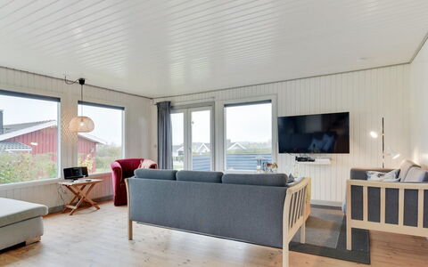 Roar - 500M from the Sea: Hout, Flooring, Verdieping, Meubilair, Huis, Plafond, Houten Vloer, Hardwood, Appartement, Woonkamer