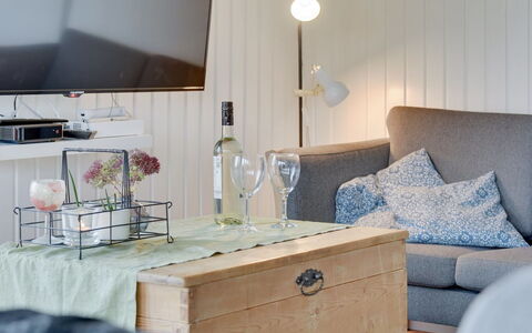 Roar - 500M from the Sea: Meubilair, Interieur Ontwerp, Flooring, Verlichting, Kamer, Woonkamer, Verdieping, Tafel, Huis, Bankstel