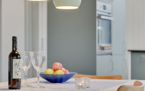 Roar - 500M from the Sea: Interieur Ontwerp, Meubilair, Tableware, Plafond, Lichte Inrichting, Kamer, Lampekap, Glas, Fruit, Keuken