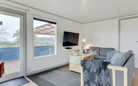 Roar - 500M from the Sea: Hout, Flooring, Verdieping, Plafond, Hardwood, Houten Vloer, Beits, Plank, Ontwerp, Woonkamer