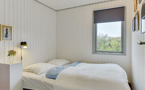 Roar - 500M from the Sea: Slaapkamer, Bed, Muur, Interieur Ontwerp, Laken, Bedding, Hout, Plafond, Flooring, Verdieping
