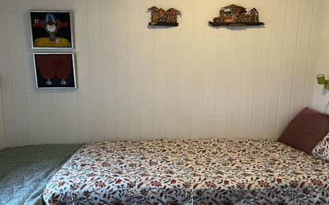 Guldborg - 400M to the Fjord: Hout, Slaapkamer, Linens, Interieur Ontwerp, Verdieping, Laken, Bed, Textiel, Bedding, Flooring