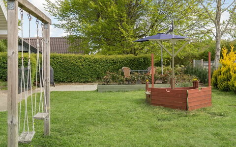 Guldborg - 400M to the Fjord: Gras, Openbare Ruimte, Land Lot, Tuin, Gazon, Speeltoestel, Backyard, Schaduw, Landscaping, Werf