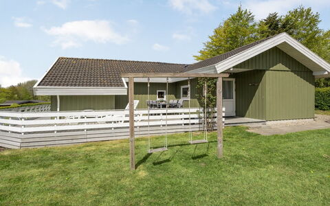 Guldborg - 400M to the Fjord: Dak, Huis, Huis, Verblijf, Landgoed, Siding, Gazon, Werf, Schaduw, Tuin