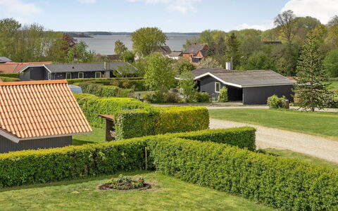 Guldborg - 400M to the Fjord: Gras, Struik, Huis, Huis, Land Lot, Tuin, Dak, Gazon, Groundcover