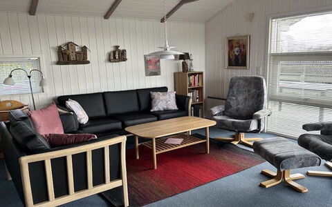Guldborg - 400M to the Fjord: Meubilair, Hout, Flooring, Woonkamer, Verdieping, Interieur Ontwerp, Bankstel, Kamer, Stoel