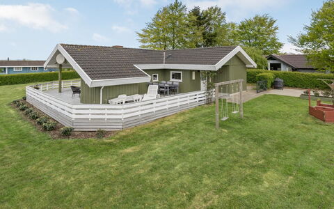Guldborg - 400M to the Fjord: Dak, Huis, Land Lot, Huis, Verblijf, Landgoed, Garden Gebouwen, Schaduw, Blokhut, Landscaping