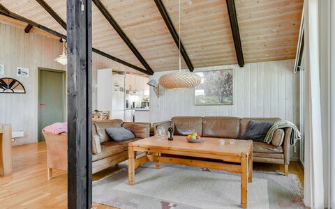 Ofelia - 500M to the Fjord: Meubilair, Interieur Ontwerp, Flooring, Hout, Verdieping, Plafond, Houten Vloer, Stoel, Tafel, Verlichting