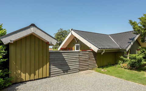 Ofelia - 500M to the Fjord: Meubilair, Interieur Ontwerp, Flooring, Hout, Verdieping, Plafond, Houten Vloer, Stoel, Tafel, Verlichting