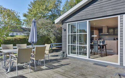 Leandra - 600M from the Sea: Woongebied, Dak, Voorstad, Oprit, Landgoed, Schoorsteen