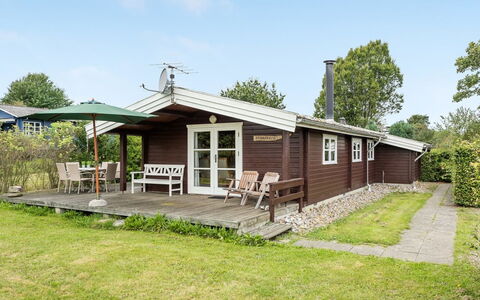 Gudmunde - 200M from the Sea: Meubilair, Interieur Ontwerp, Flooring, Hout, Verdieping, Plafond, Houten Vloer, Stoel, Tafel, Verlichting