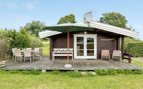 Gudmunde - 200M from the Sea: Meubilair, Interieur Ontwerp, Flooring, Hout, Verdieping, Plafond, Houten Vloer, Stoel, Tafel, Verlichting