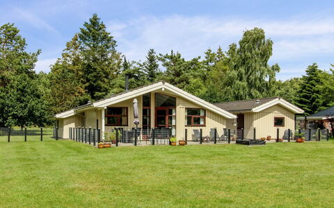 Arvi - 30Km from the Sea: Meubilair, Interieur Ontwerp, Flooring, Hout, Verdieping, Plafond, Houten Vloer, Stoel, Tafel, Verlichting