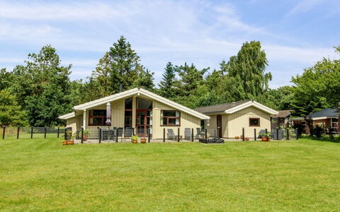 Arvi - 30Km from the Sea: Meubilair, Interieur Ontwerp, Flooring, Hout, Verdieping, Plafond, Houten Vloer, Stoel, Tafel, Verlichting