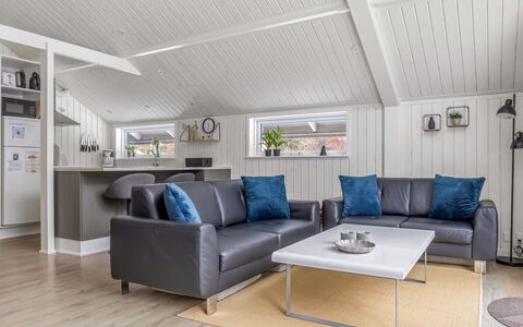 Aleide - 29Km from the Sea: Hout, Meubilair, Bankstel, Interieur Ontwerp, Flooring, Woonkamer, Plafond, Verdieping, Huis