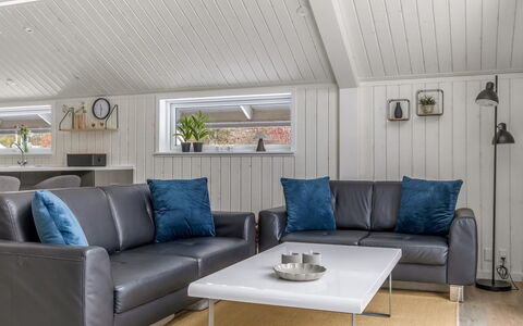 Aleide - 29Km from the Sea: Bankstel, Meubilair, Hout, Woonkamer, Flooring, Interieur Ontwerp, Verdieping, Huis, Houten Vloer
