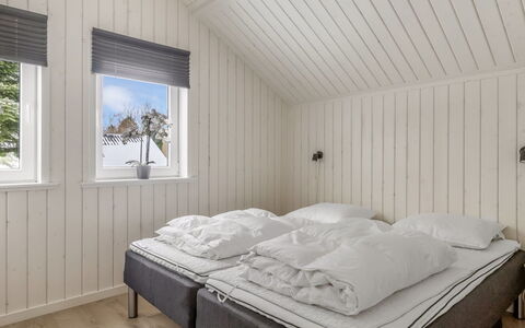 Aleide - 29Km from the Sea: Hout, Slaapkamer, Verdieping, Bed, Plafond, Interieur Ontwerp, Flooring, Bedding, Laken, Bed Frame
