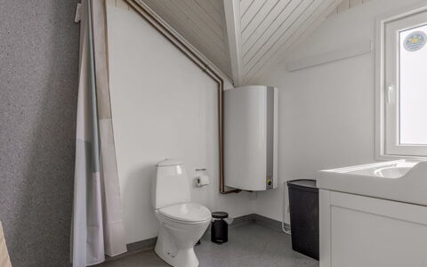 Aleide - 29Km from the Sea: Loodgieterswerkinrichting, Flooring, Verdieping, Wc Bril, Toilet, Badkamer, Interieur Ontwerp, Plafond, Loodgieter, Wastafel