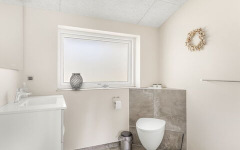 Eylar - 28Km from the Sea: Muur, Flooring, Verdieping, Loodgieterswerkinrichting, Interieur Ontwerp, Badkamer, Plafond, Toilet, Wastafel, Loodgieter