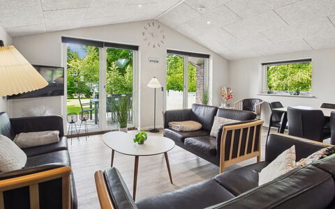 Eylar - 28Km from the Sea: Meubilair, Interieur Ontwerp, Plafond, Flooring, Bankstel, Verdieping, Woonkamer, Huis, Keuken En Eettafel, Stoel