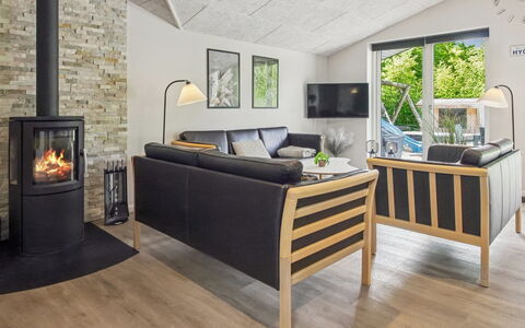 Eylar - 28Km from the Sea: Meubilair, Flooring, Hout, Interieur Ontwerp, Verdieping, Woonkamer, Bankstel, Stoel, Houten Vloer, Tafel