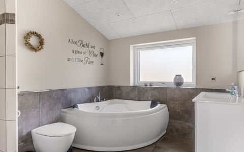 Eylar - 28Km from the Sea: Loodgieterswerkinrichting, Bad, Flooring, Verdieping, Interieur Ontwerp, Badkamer, Loodgieter, Kraan, Plafond, Tegel