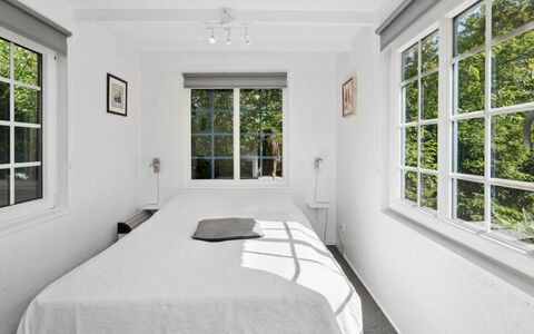 Hannelise - 30Km from the Sea: Muur, Slaapkamer, Bed, Plafond, Laken, Interieur Ontwerp, Bedding, Verdieping, Huis, Bed Frame
