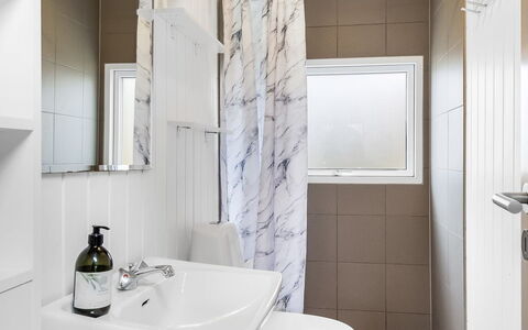Hannelise - 30Km from the Sea: Interieur Ontwerp, Loodgieterswerkinrichting, Badkamer, Muur, Flooring, Verdieping, Wastafel, Toilet, Kraan, Verlichting
