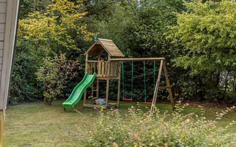 Hannelise - 30Km from the Sea: Dia Van De Speelplaats, Tuin, Chute, Gazon, Backyard, Speeltoestel, Werf, Schaduw, Landscaping, Park