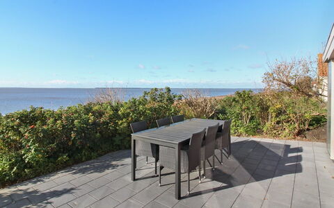 Erno - 20M from the Sea: Dak, Huis, Huis, Verblijf, Deur, Siding, Dek, Veranda, Plank, Hardwood