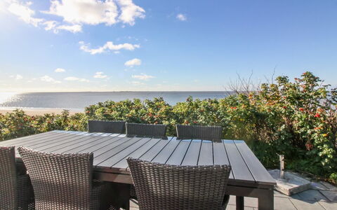 Erno - 20M from the Sea: Dak, Huis, Huis, Verblijf, Deur, Siding, Dek, Veranda, Plank, Hardwood