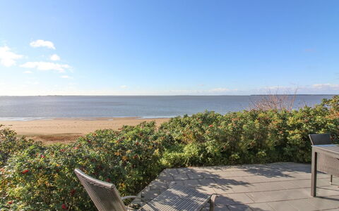 Erno - 20M from the Sea: Dak, Huis, Huis, Verblijf, Deur, Siding, Dek, Veranda, Plank, Hardwood