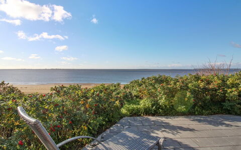 Erno - 20M from the Sea: Dak, Huis, Huis, Verblijf, Deur, Siding, Dek, Veranda, Plank, Hardwood