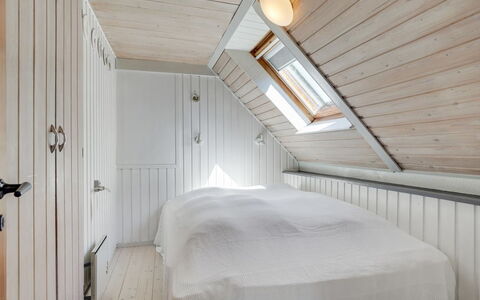Ødke - 3.5Km from the Sea: Slaapkamer, Bed, Muur, Flooring, Verdieping, Interieur Ontwerp, Hout, Plafond, Bedding, Laken