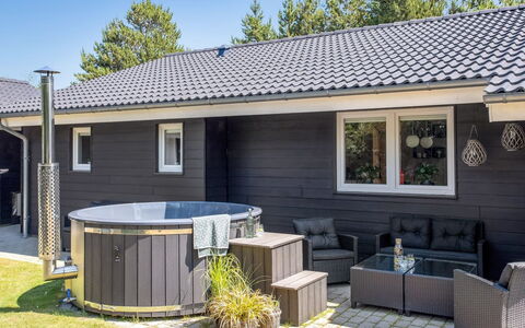 Gylla - 12Km from the Sea: Meubilair, Interieur Ontwerp, Flooring, Hout, Verdieping, Plafond, Houten Vloer, Stoel, Tafel, Verlichting